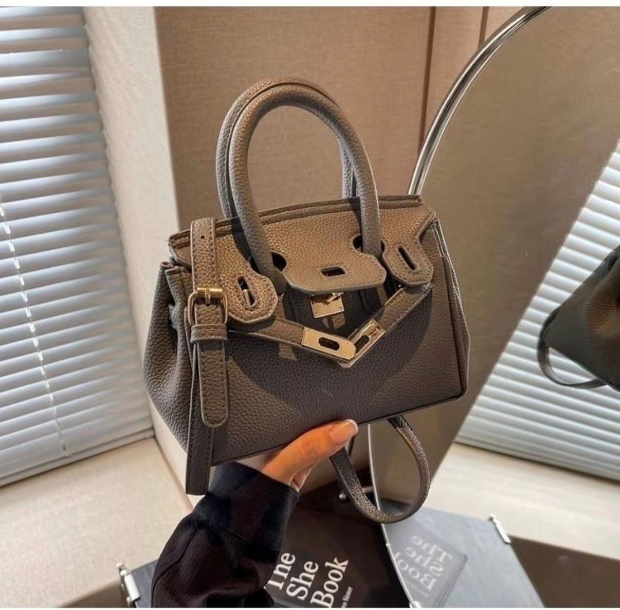 Clasp hand shoulder bag